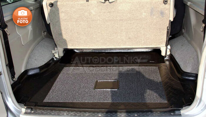 Vana do kufru přesně pasuje do zavazadlového prostoru modelu auta Nissan Terrano II 2000-